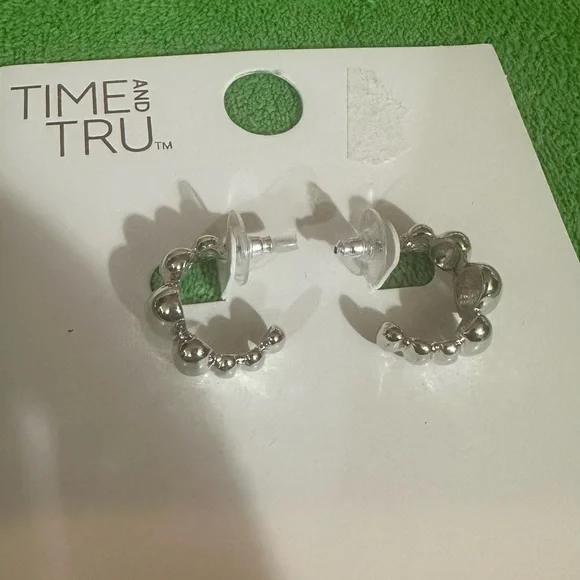 Time and Tru Silver Beaded Earrings - Picture 1 of 5